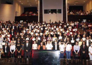 Preside el Rector la entrega de reconocimientos al Mérito Universitario 2022
