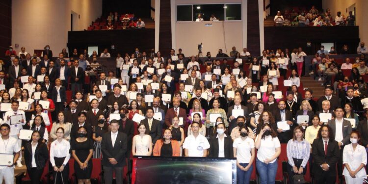 Preside el Rector la entrega de reconocimientos al Mérito Universitario 2022