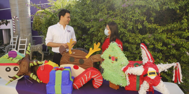 Alumnos de escuela primariadonan piñatas al DIF Tamaulipas