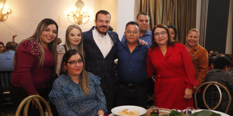 Ofrece UAT festejo decembrino a sus trabajadores