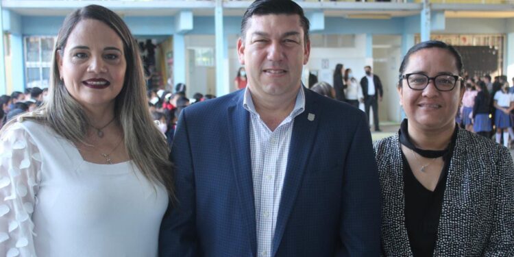 Encabeza diputado Pepe Braña honores a la bandera