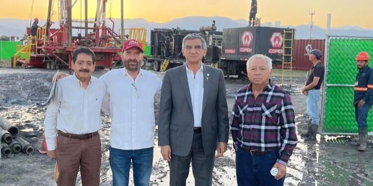 Supervisa el gobernador trabajos de perforación de pozos en busca de agua