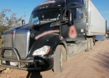 Recuperan tractocamión con reporte de robo y aseguran armamento en Guanajuato