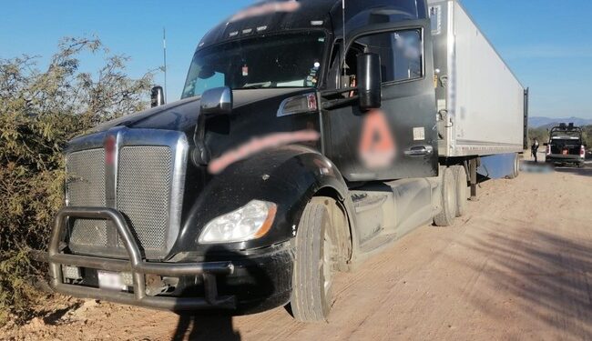 Recuperan tractocamión con reporte de robo y aseguran armamento en Guanajuato
