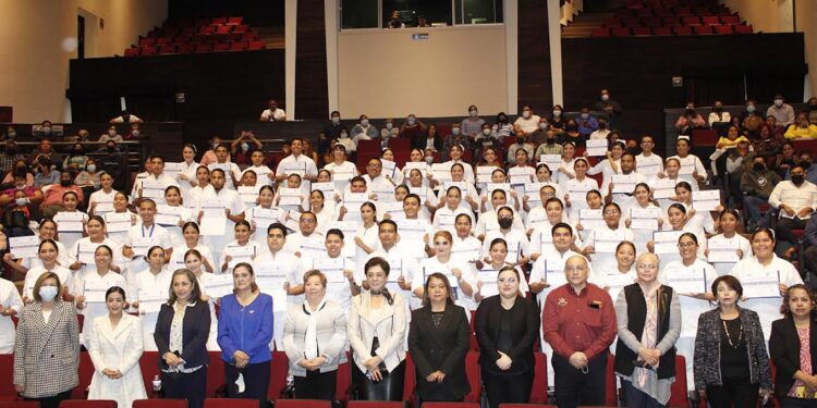 Gradúa la UAT a egresados de la Facultad de Enfermería Tampico