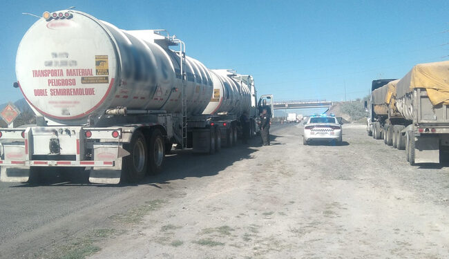 Guardia Nacional asegura tractocamión con hidrocarburo de aparente procedencia ilícita