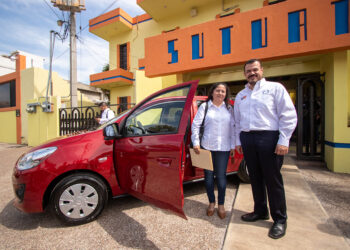 Rector de la UAT entrega beneficios al personal sindicalizado