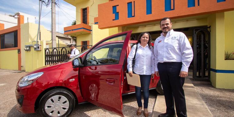 Rector de la UAT entrega beneficios al personal sindicalizado