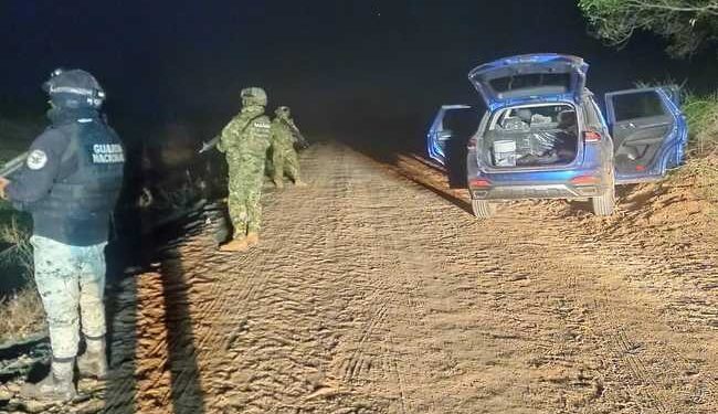 Guardia Nacional y Secretaría de Marina aseguran material bélico en vehículo con reporte de robo