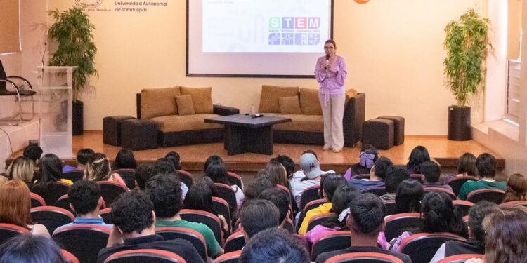 Presenta UAT exposición de mujeres en la historia