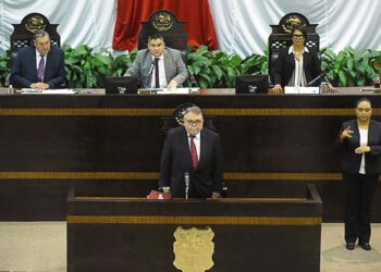 A pesar del saqueo, la administración funciona con apego a derecho: Lavín