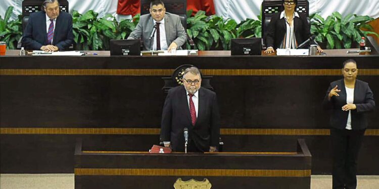 A pesar del saqueo, la administración funciona con apego a derecho: Lavín
