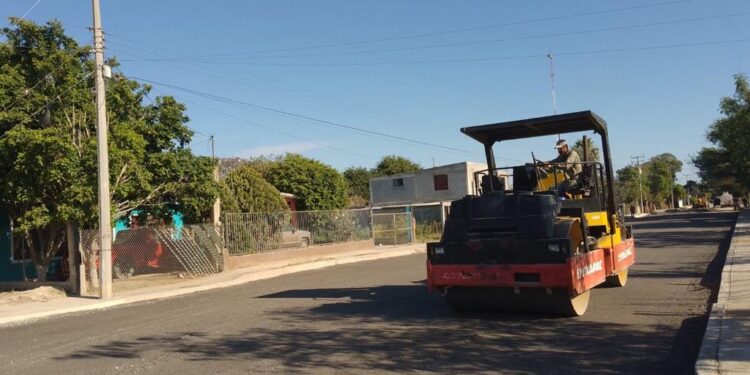 Realiza Obras Públicas trabajos de pavimentación asfáltica en calles de Padilla