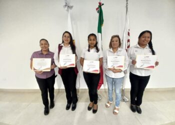 Entregan reconocimientos a alumnas y personal femenino en la USJT