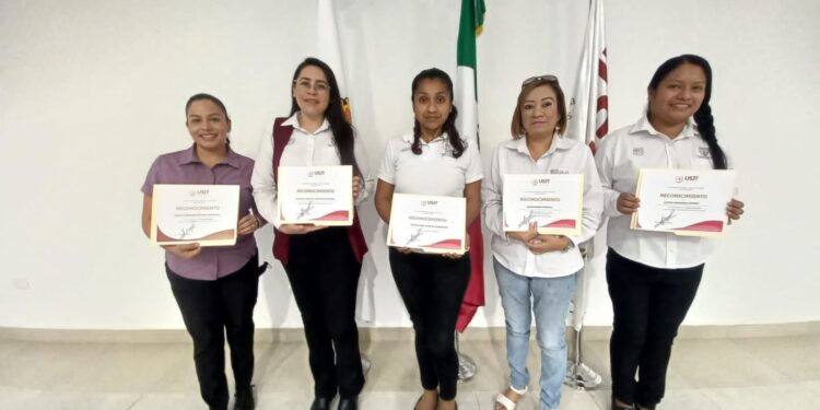 Entregan reconocimientos a alumnas y personal femenino en la USJT