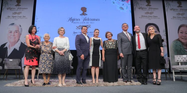 Atestigua María de Villarreal entrega del premio “Mujer Victorense Distinguida del Año”