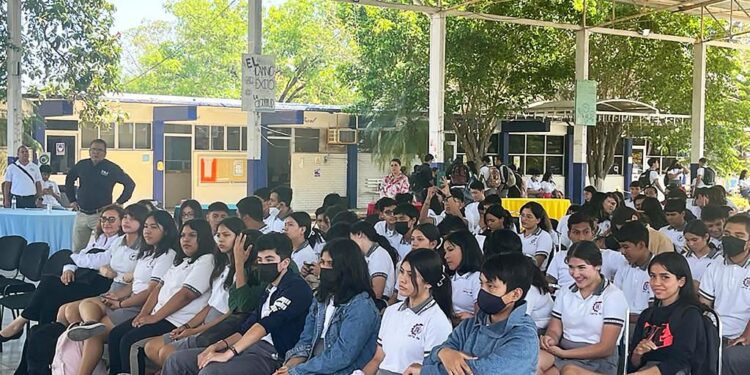 BRINDA SET A JÓVENES FOROS DE EXPRESIÓN ESTUDIANTIL