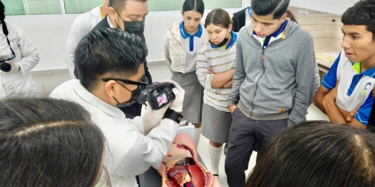 Visitas de estudiantes son eficaces para mostrar ventajas de Universidad de Justicia