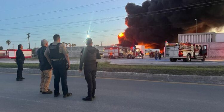 Atiende PC Tamaulipas incendio de pipas, al momento no se reportan lesionados