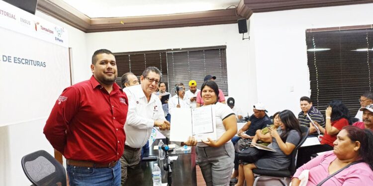 Entregan escrituras que dan certeza jurídica a familias de El Mante