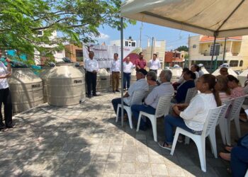 Entrega ITAVU tinacos a familias de Tampico