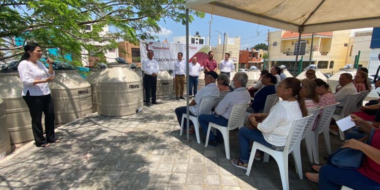 Entrega ITAVU tinacos a familias de Tampico