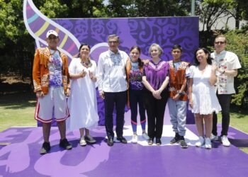 Festejan el Gobernador y la Dra. María a niñas y niños de Casa Hogar en Los Pinos