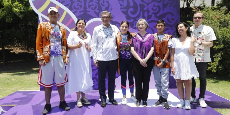 Festejan el Gobernador y la Dra. María a niñas y niños de Casa Hogar en Los Pinos