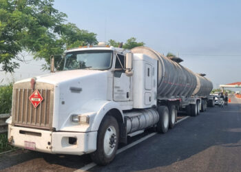 Detienen a operador de tractocamión con alrededor de 63 mil litros de combustible