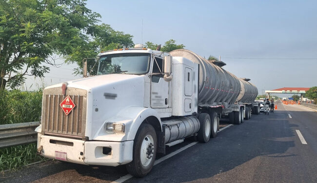 Detienen a operador de tractocamión con alrededor de 63 mil litros de combustible