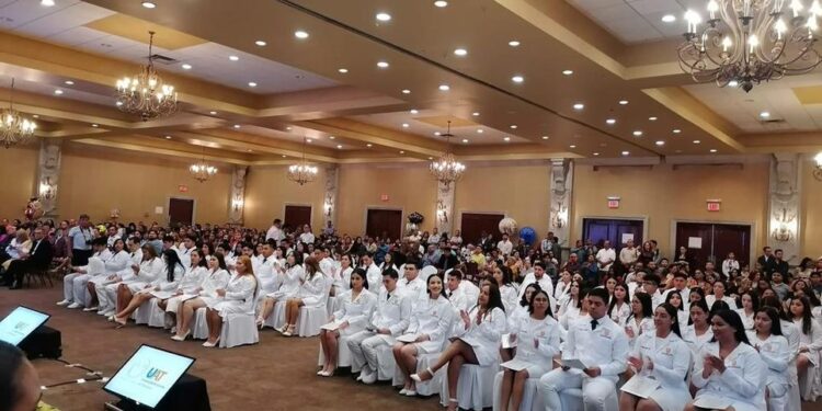 Entrega la UAT generación 2018-2023 de Medicina Matamoros 