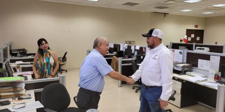 Recorre secretario general de Gobierno oficinas del Registro Civil y del Instituto Catastral en Ciudad Victoria