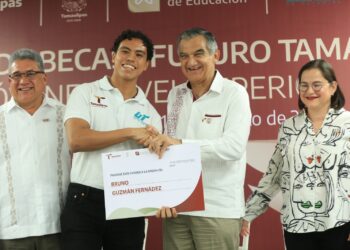 Entrega Américo Villarreal becas en la Universidad Tecnológica de Altamira