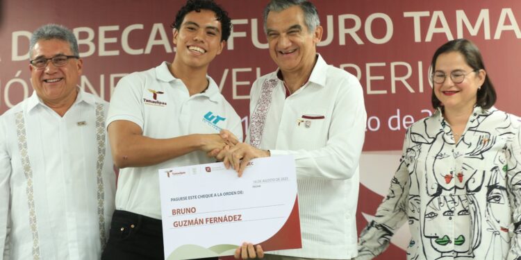 Entrega Américo Villarreal becas en la Universidad Tecnológica de Altamira