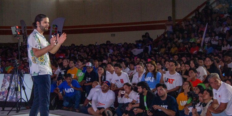 Rector ofrece el programa Vida UAT a nuevos estudiantes del Campus Victoria