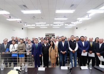 El rector Dámaso Anaya sostiene encuentro con universitarios de la FADYCS-UAT