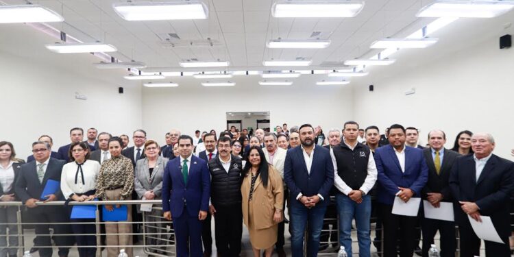 El rector Dámaso Anaya sostiene encuentro con universitarios de la FADYCS-UAT