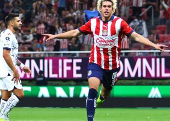 Las Chivas vencen a los Pumas con debut de Chicharito.