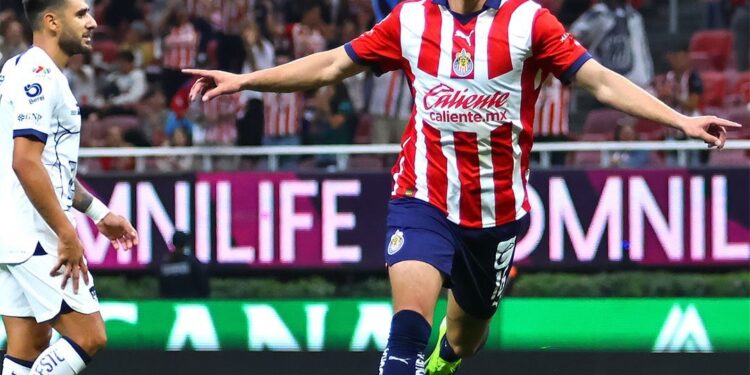 Las Chivas vencen a los Pumas con debut de Chicharito.