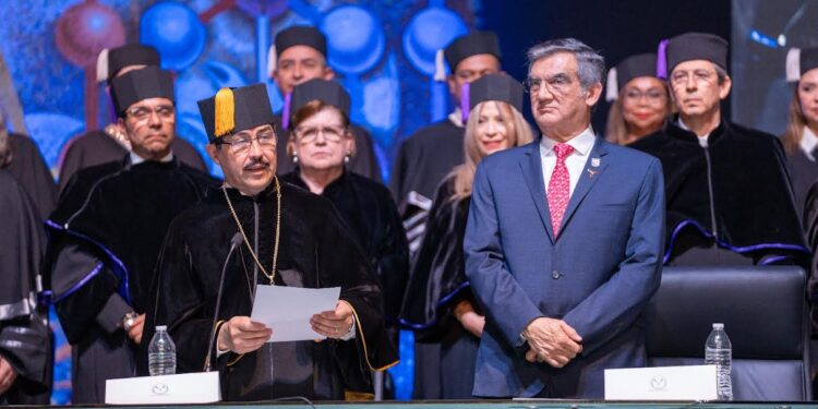 Dámaso Anaya rinde juramento como rector de la UAT ante la asamblea universitaria