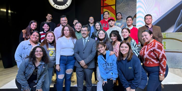 El rector Dámaso Anaya presenta a la comunidad la amplia oferta educativa de la UAT