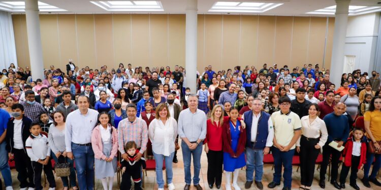 Encabeza Chucho Nader Nueva Entrega de Becas Municipales