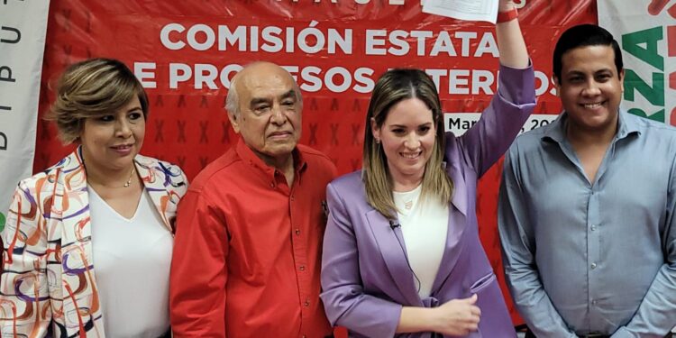 Se registra Ale Cárdenas por el distrito 14