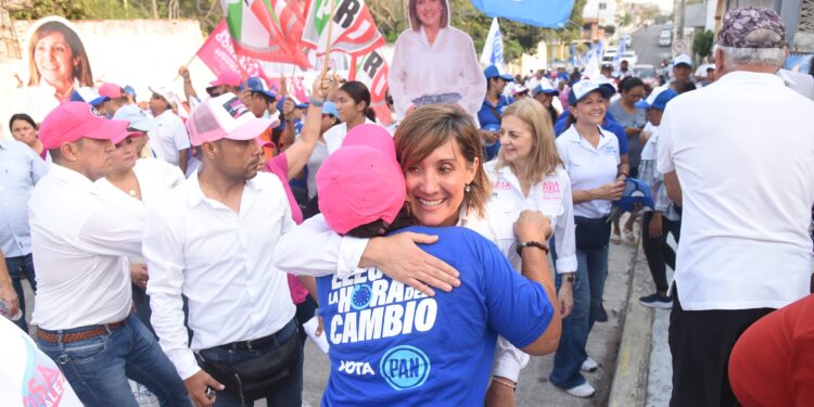 Asegura Rosa González que se Continuará Avanzando en Pavimentación de Calles