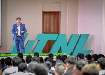 Aprenden estudiantes de la Universidad Tecnológica de Nuevo Laredo sobre inteligencia artificial y metaverso