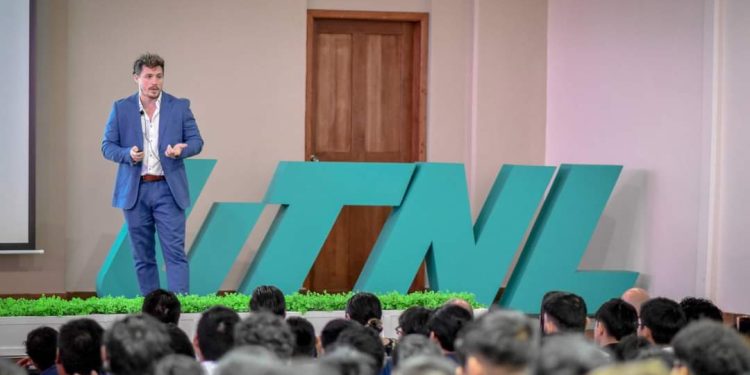 Aprenden estudiantes de la Universidad Tecnológica de Nuevo Laredo sobre inteligencia artificial y metaverso