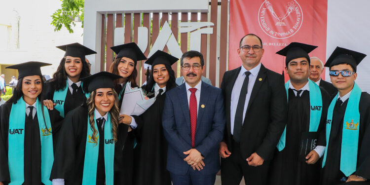 Rector de la UAT, Dámaso Anaya, preside graduación en la UAM Mante.