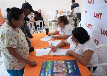 Ofrece la UAT atención de la salud visual para adultos mayores.
