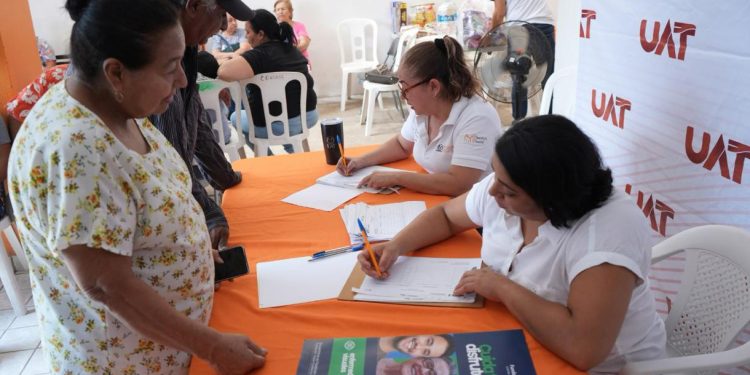 Ofrece la UAT atención de la salud visual para adultos mayores.