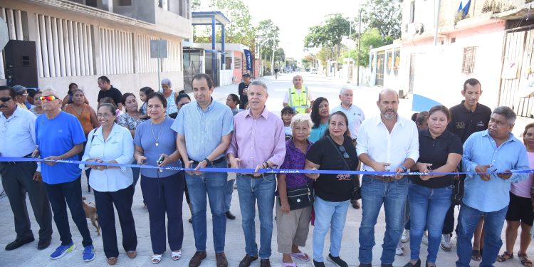 Entrega Chucho Nader más Obras de Pavimentación en la Borreguera